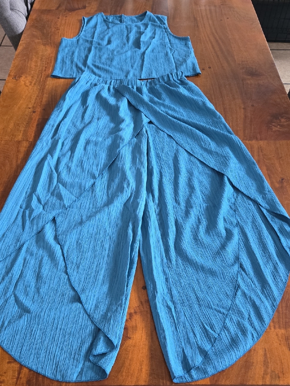 Blue Wide Leg High Rise Tulip Hem Crops & Crop Top Crinkle Fabric Set Size Large